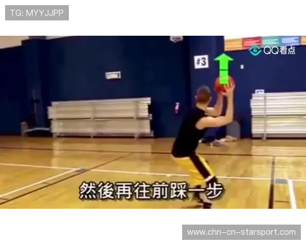 篮球内线在空中接力时摔歪发带，慢镜头看起来像“超英落地失败”